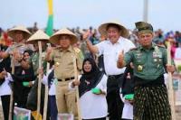 Panglima TNI Ikut Tanam Padi dan Jagung di Siak
